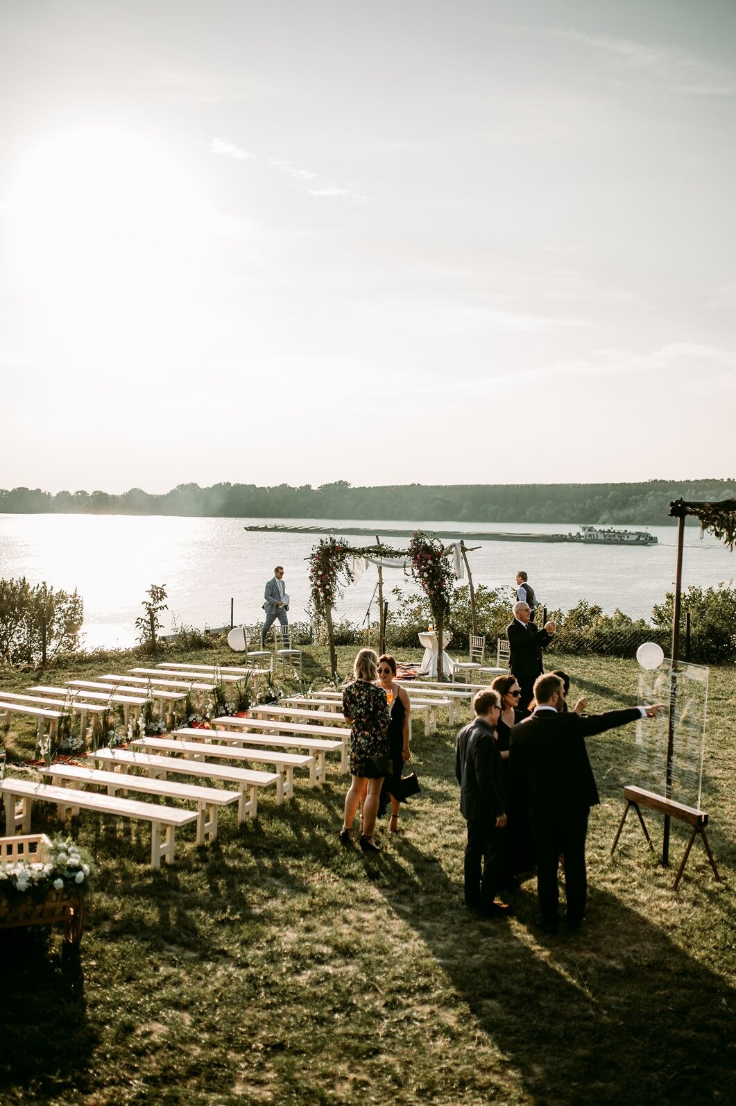 Gosti se okupljaju, chupah i Dunav u pozadini