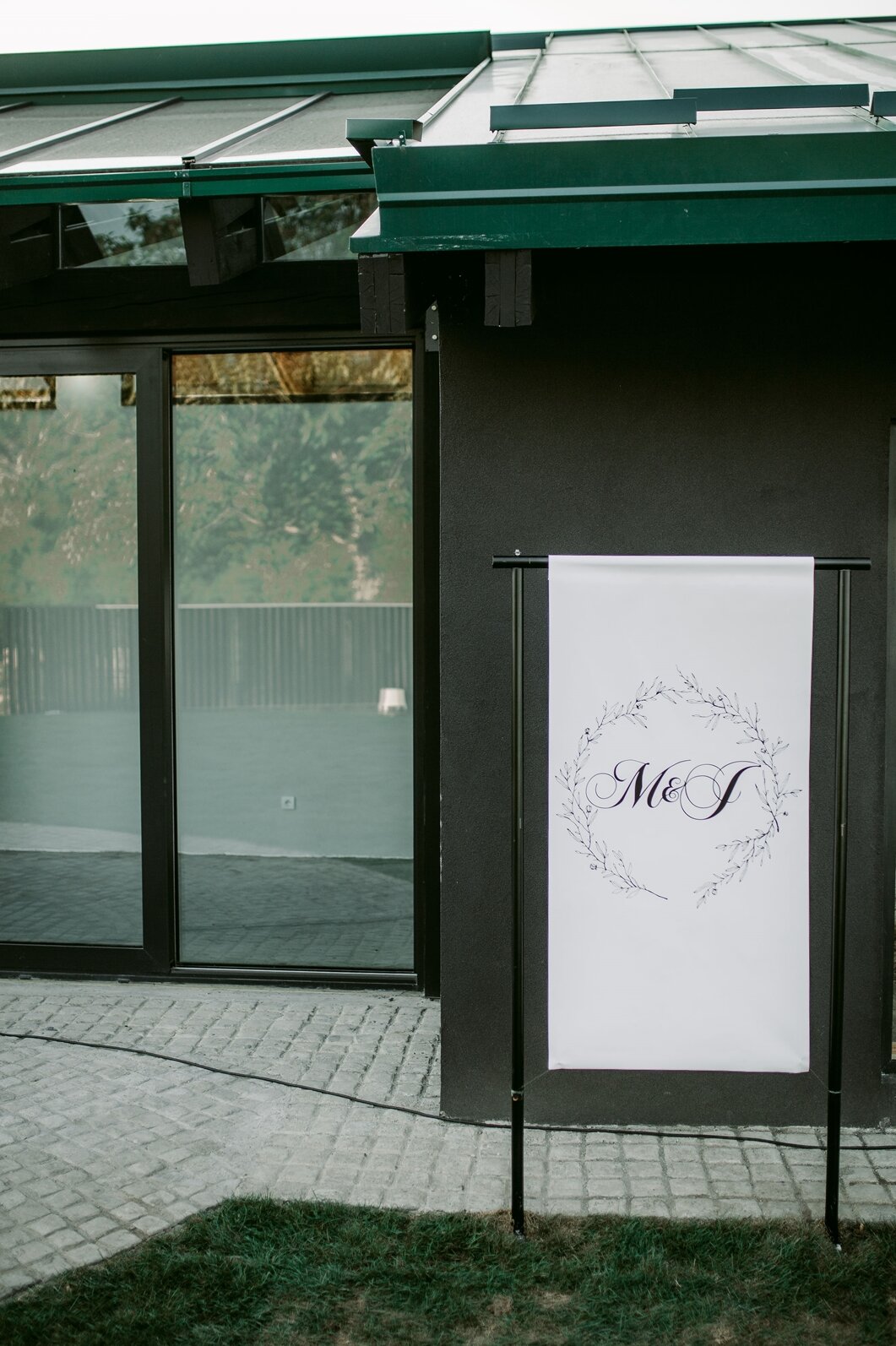 Detalj dekoracije sa zelenilom i lusterima