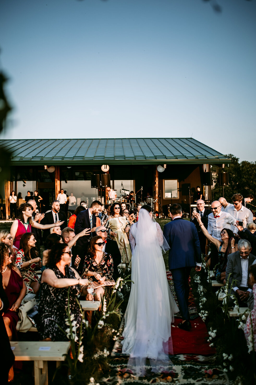 Mara i John koračaju niz stazu sa pirotskim ćilimima