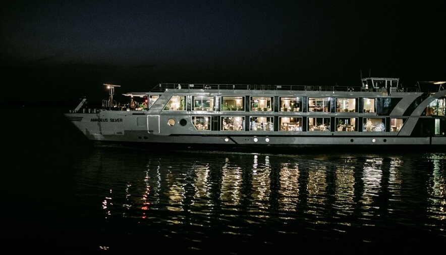 Detalji dekoracije sa biljem i svećama