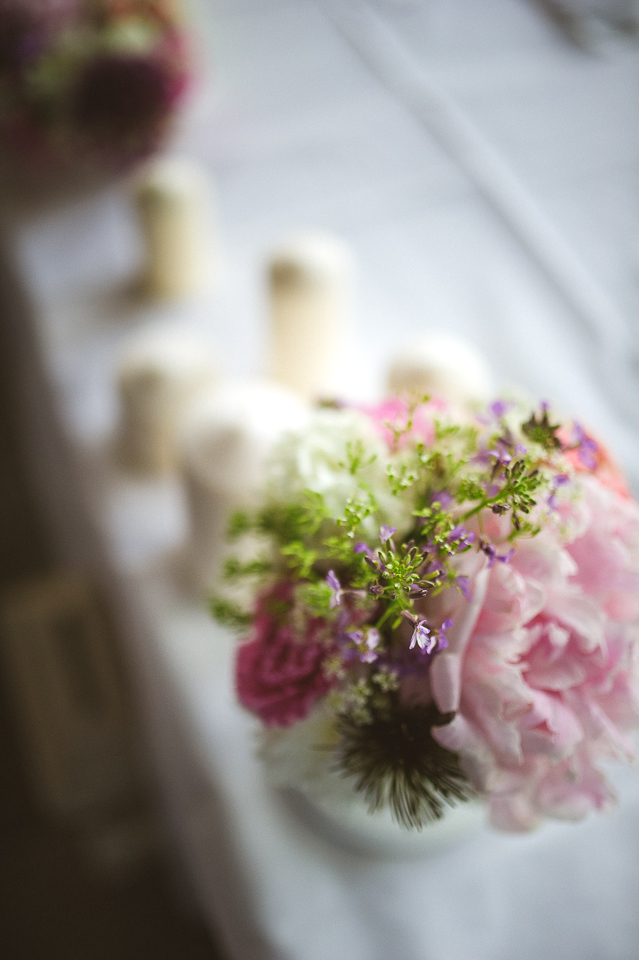 Dekoracija stola — boho cvetni aranžman