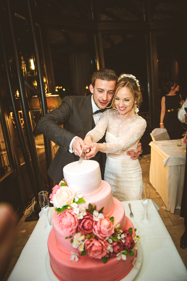 Sečenje torte — mladi par