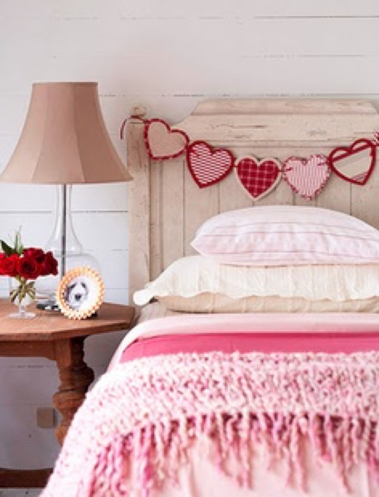 Dekorativna srca i cvetni aranžmani na stolu — ljubavni detalji za poseban dan