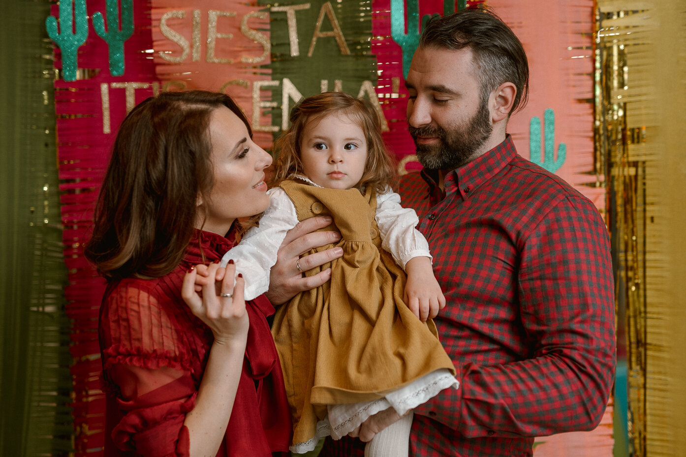 Dekoracija sa šarenim resama i kaktusima