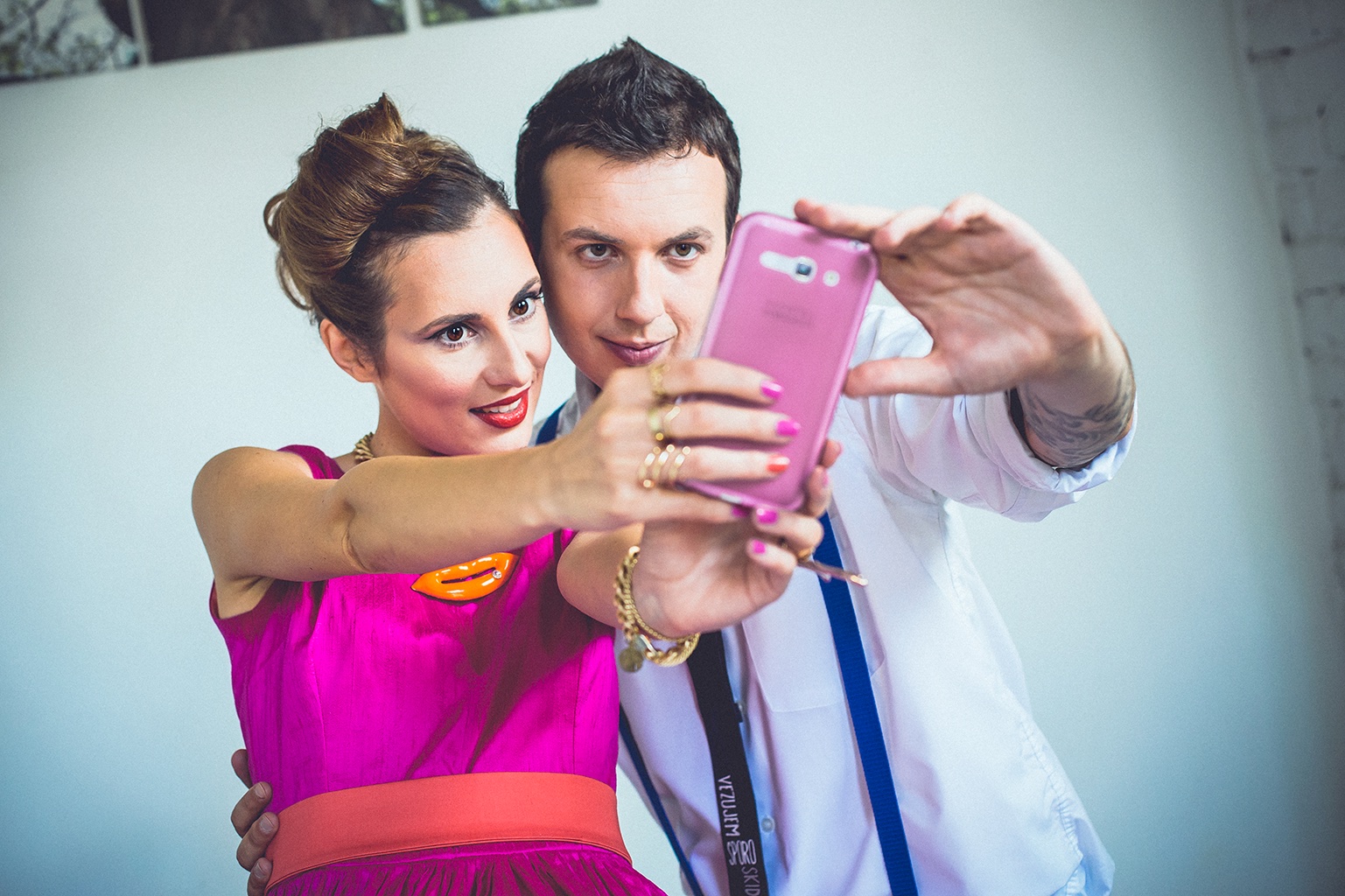 Par pravi selfi sa roze telefonom — digitalna ljubav u akciji