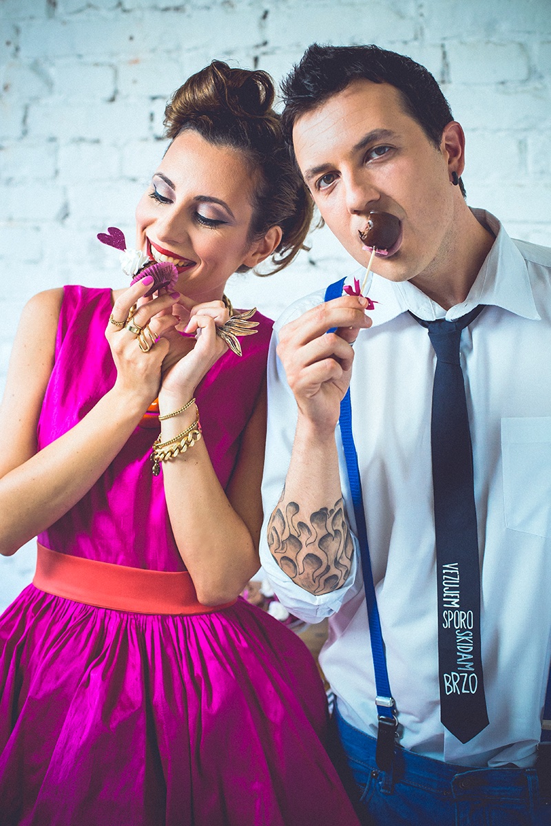 Par jede slatkiše — ona kapkejk, on cake pop, uz osmeh i nežnost