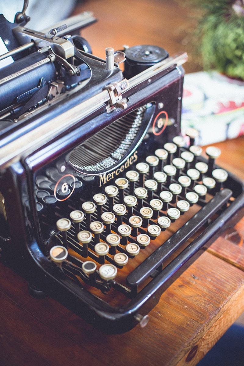 Krupni plan vintage Mercedes pisaće mašine — okrugla dugmad i mehanizam