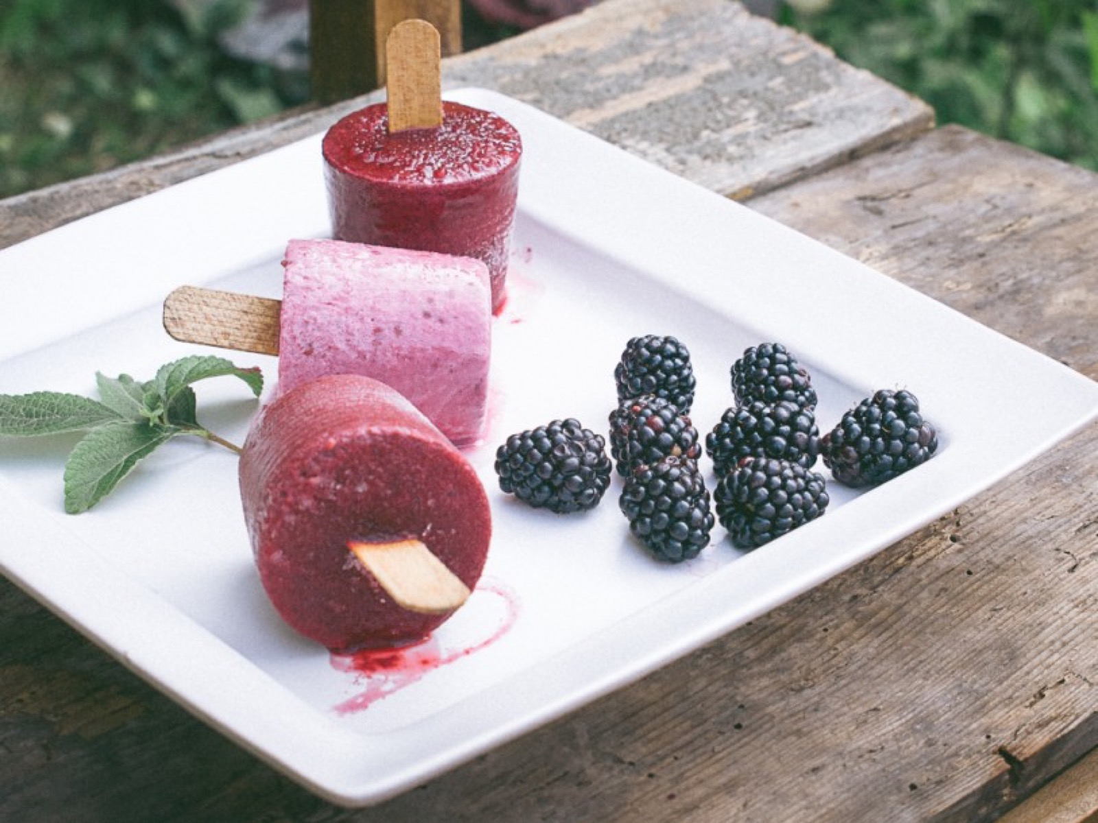 Devojka jede domaći sladoled u bašti