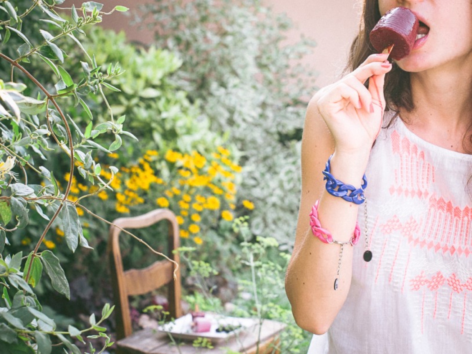 Letnji portret sa sladoledom i cvetnim detaljem