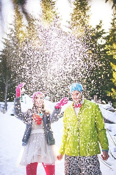 Neon zeleni i roze elementi u zimskom dekoru