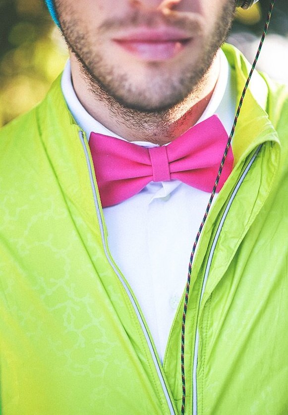 Topao enterijer brvnare sa vatrenom dekoracijom