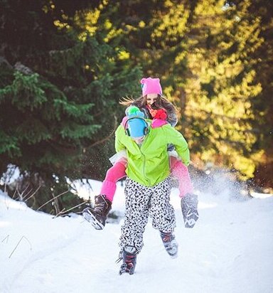Šareni elementi na beloj pozadini