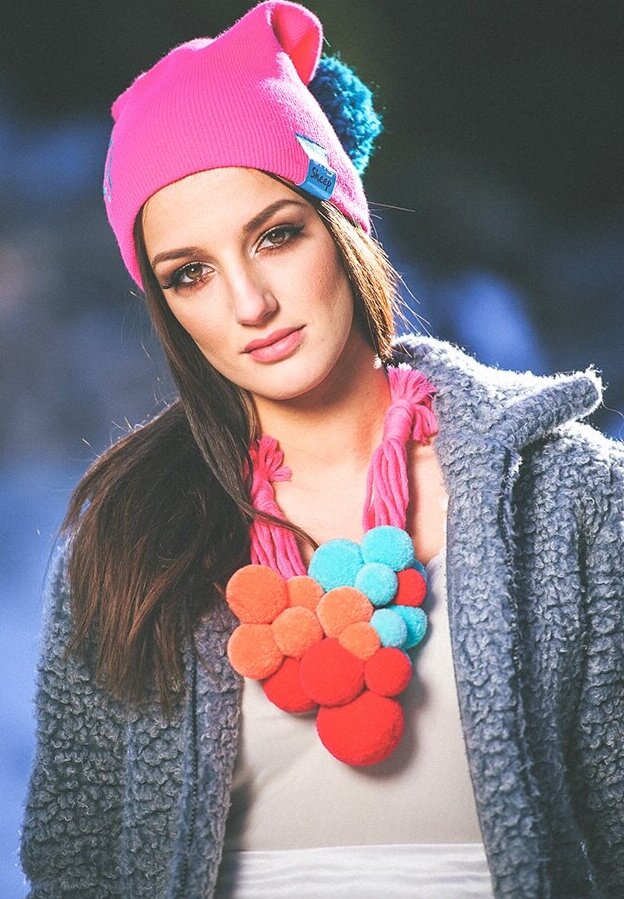 Portret mlade sa šarenom šminkom