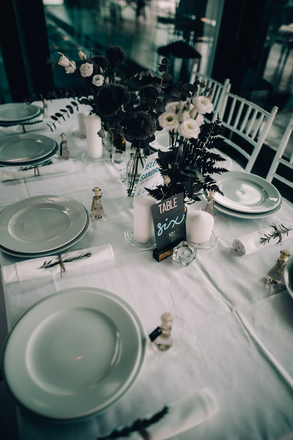 Table six - detalj stola sa crnim papratkama