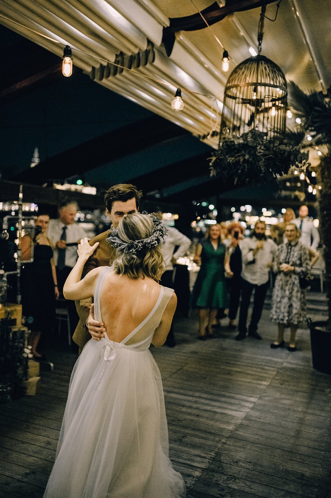 Prvi ples pod Edison sijalicama