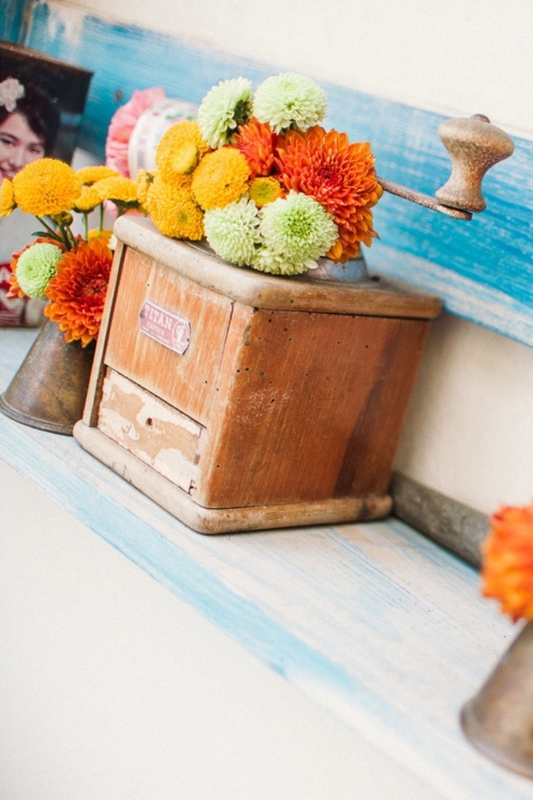 Andrija i Katarina — romantičan trenutak među jesenjim lišćem