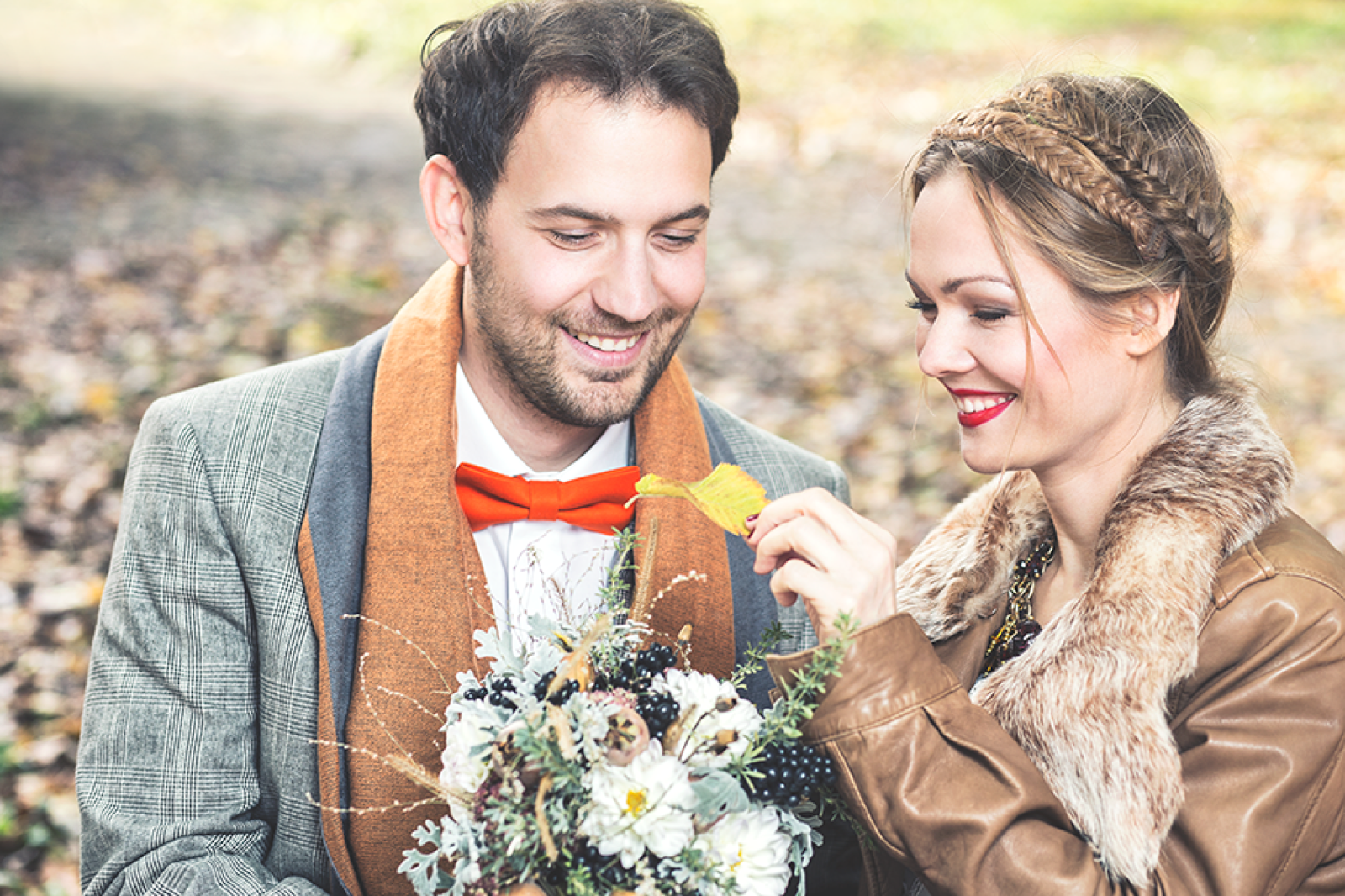 Detalji dekoracije — pozivnica sa ručnim radom i jesenjim motivima