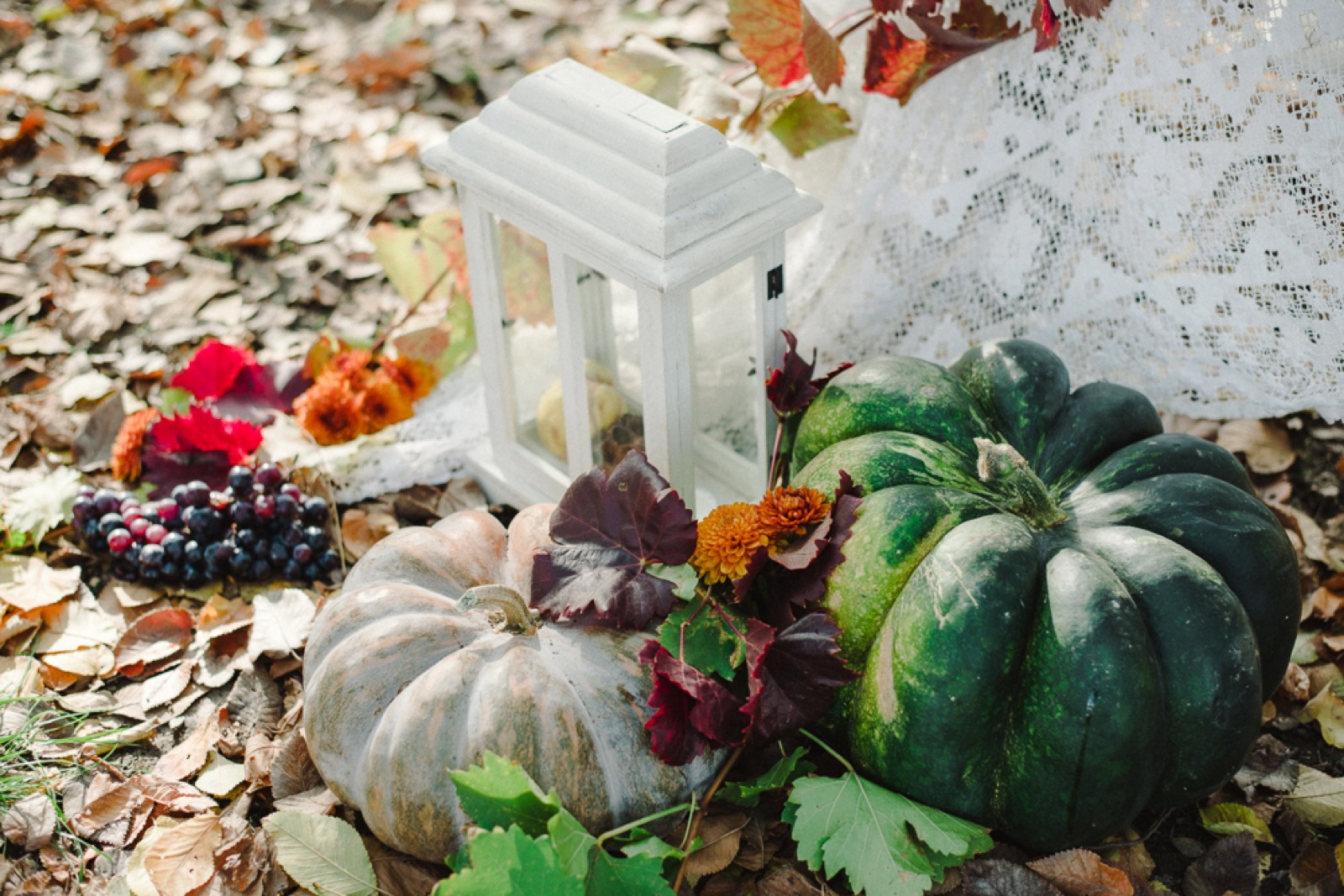 Jesenje cveće i fenjeri — dekoracija sa bundevama