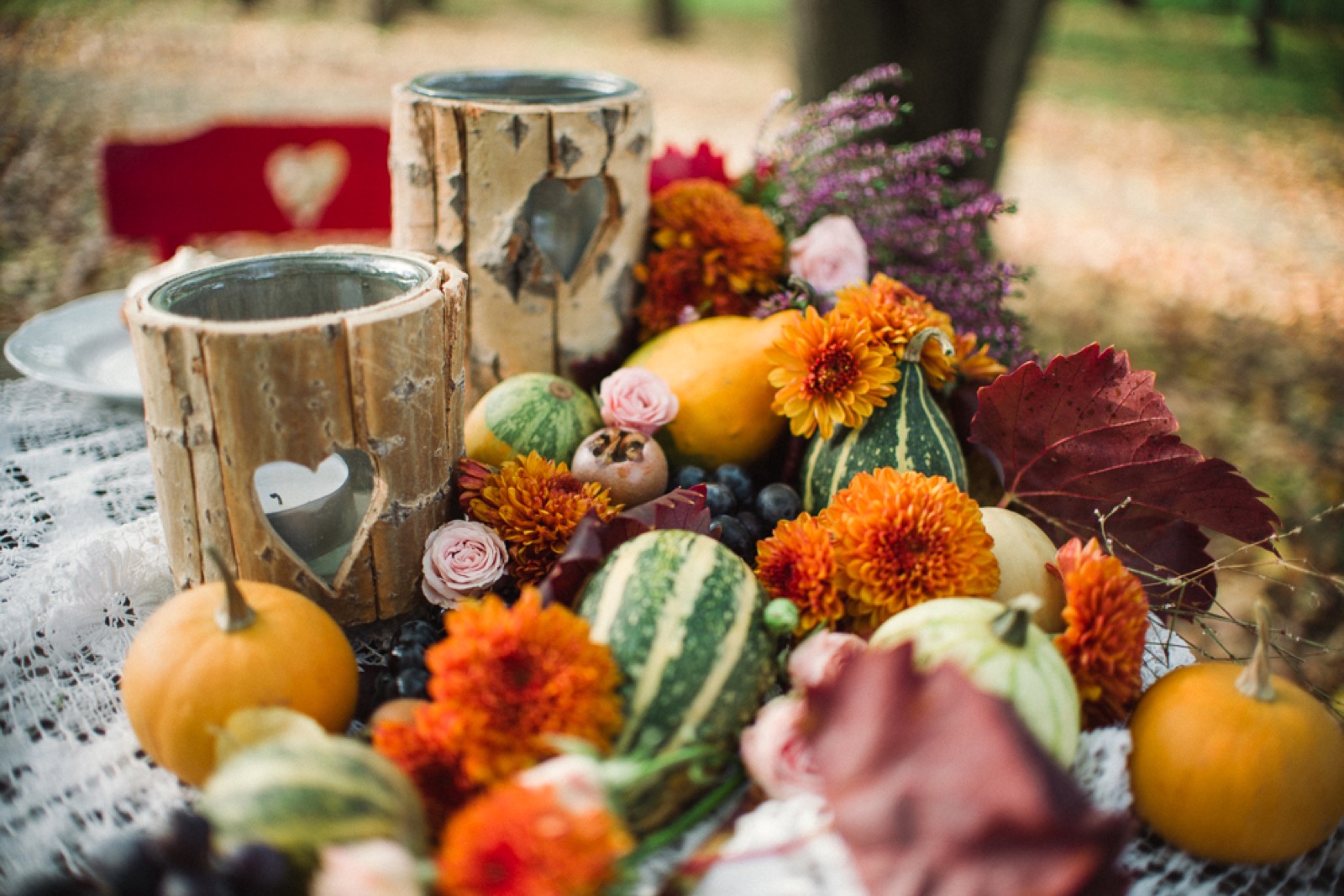 Detalj dekoracije — fenjer sa svećom među hrizantemama