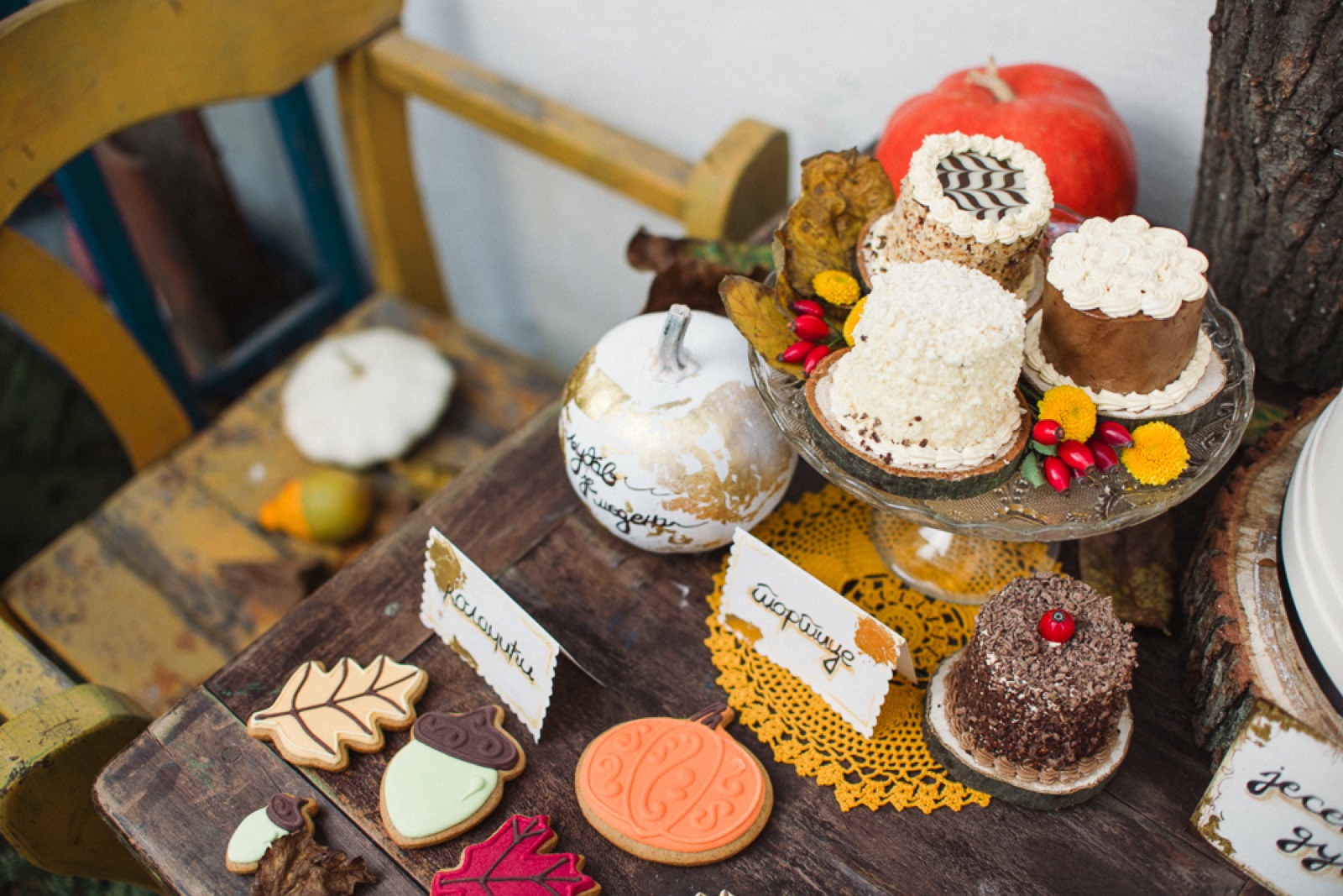 Pogled na kompletnu slatku trpezu sa hrizantemama i svećama