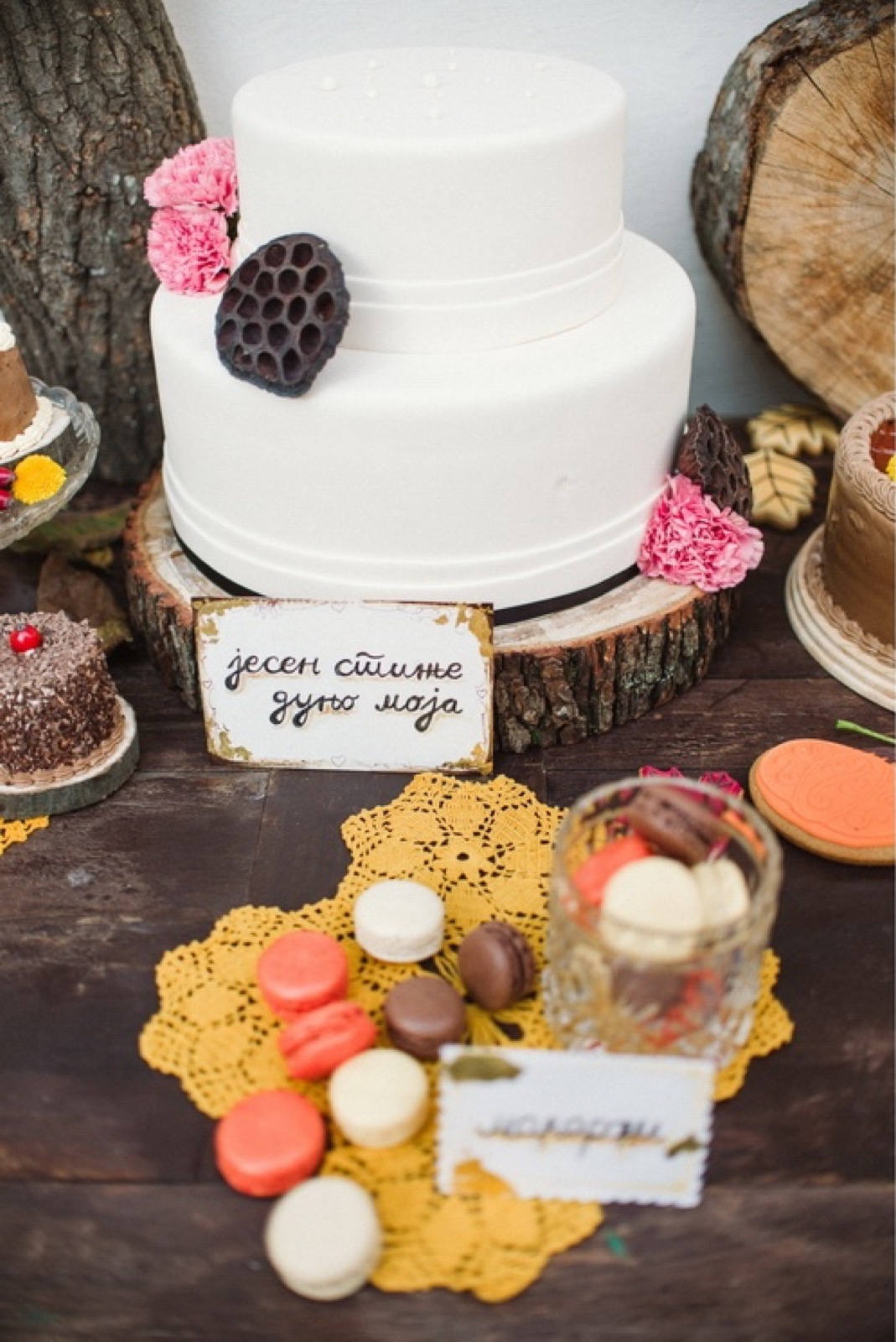 Mlada u čipkanoj venčanici