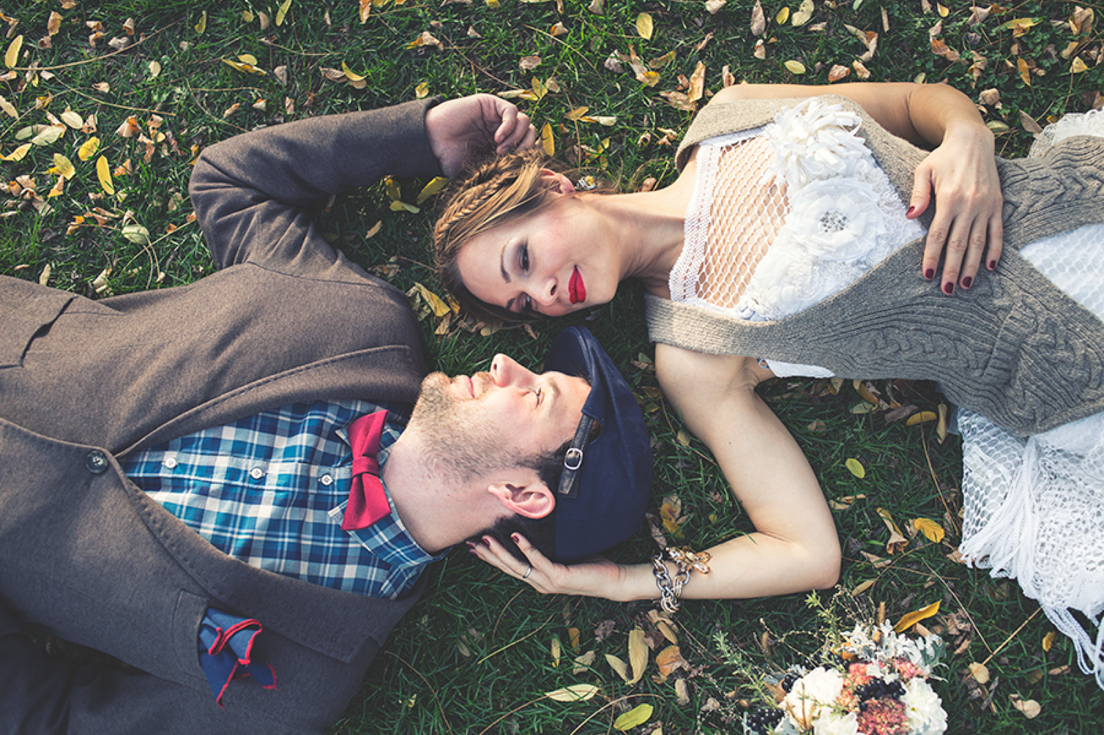 Jesenja svetlost kroz prozor — poslednja scena