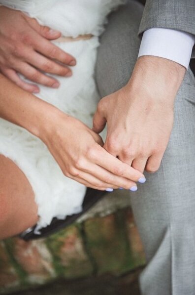 Par na venčanju, zaljubljen pogled