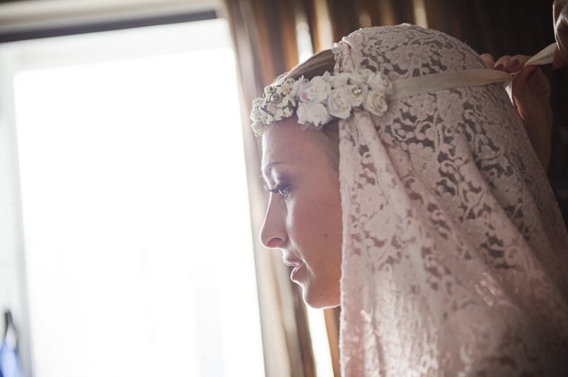 Milena u drugoj venčanici, bela haljina sa ružama