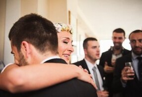 Par se grli, preplavljen emocijama