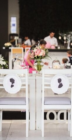 Cveće u pastelnim bojama na splavu