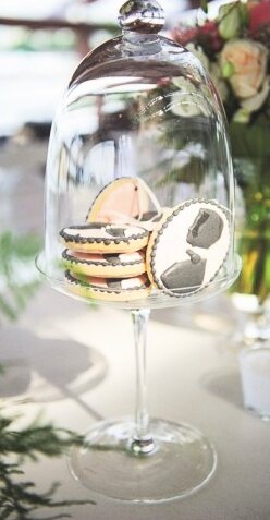 Stolovi na splavu, elegantna dekoracija