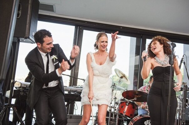 Žurka na venčanju, vesela atmosfera