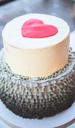 Venčana torta sa čipkom i srcem