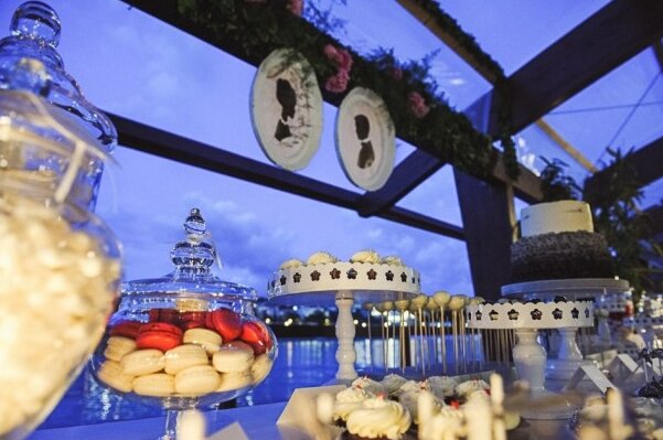 Slavlje na splavu, nocni kadar