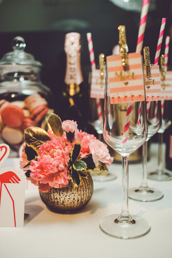 Detalj roze stolne dekoracije sa cvećem i svećama