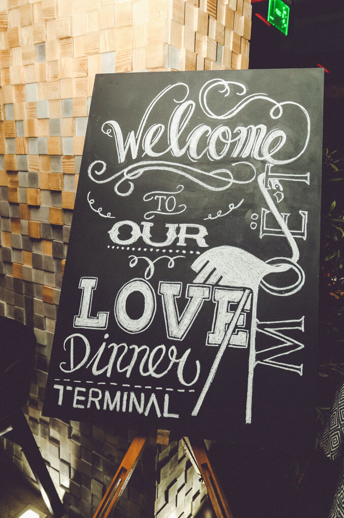 Roze ruže i zlatni detalji na stolu za večeru