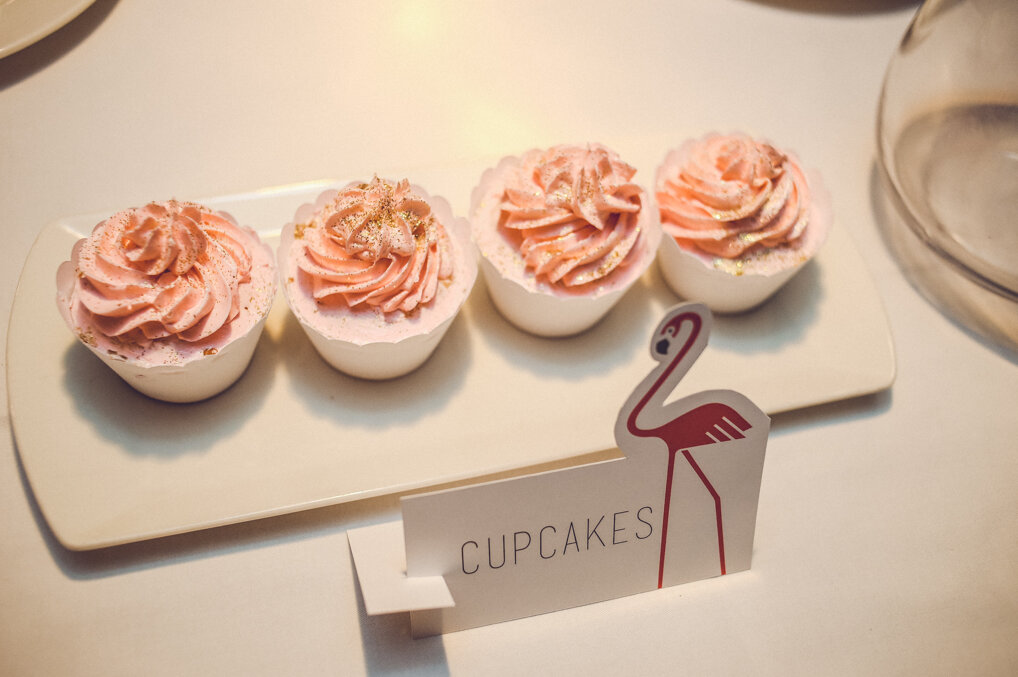 Elegantno postavljen sto sa Moët šampanjcem i roze dekoracijom