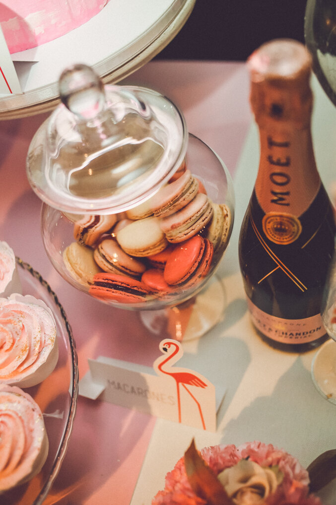 Detalj postavljanja stola za dvoje sa roze akcentima