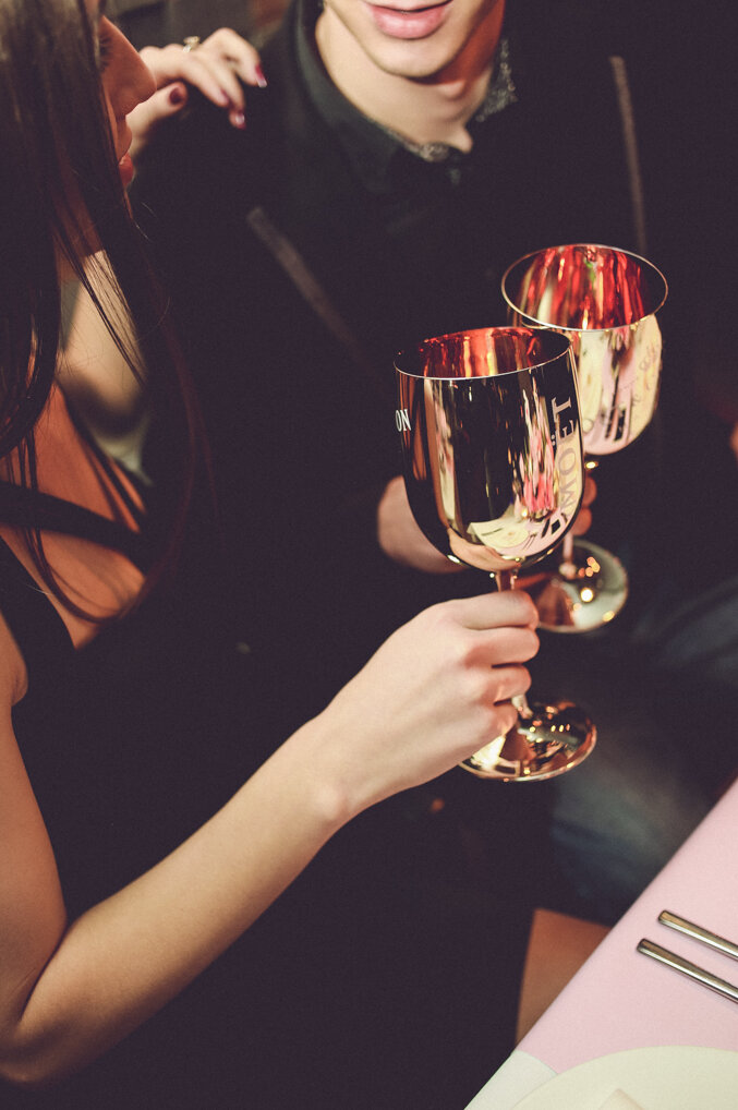 Detalj slatkog stola sa roze dekoracijom