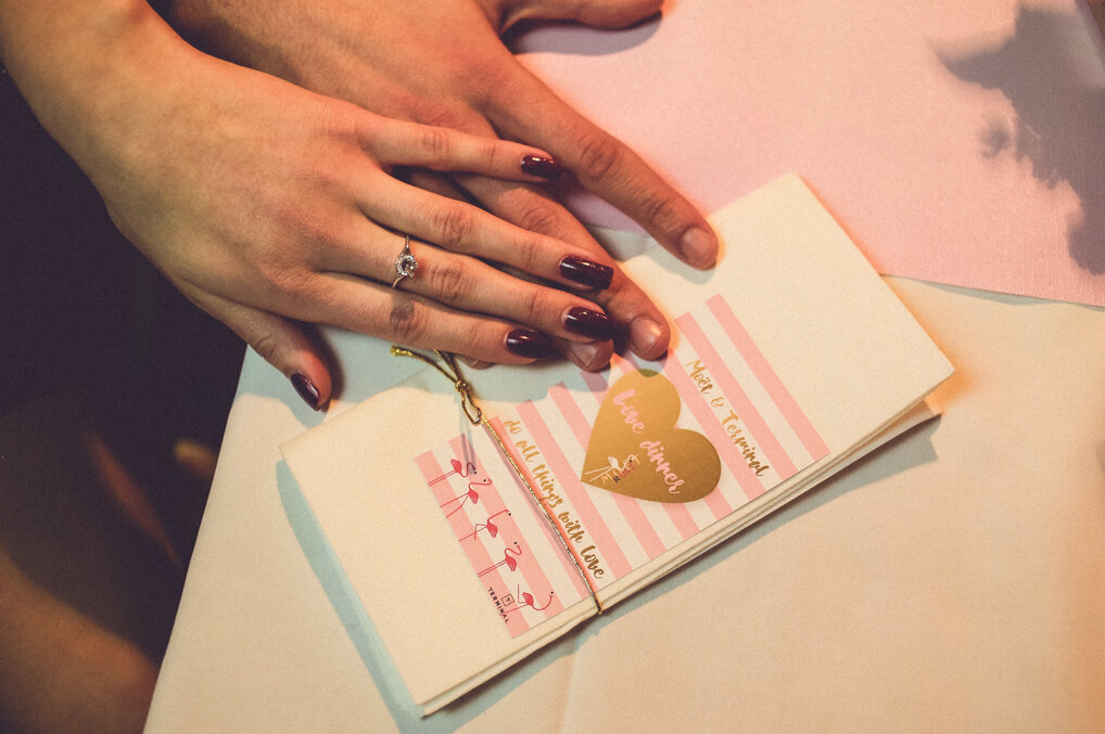 Šampanjac čaša pored buketa roze ruža