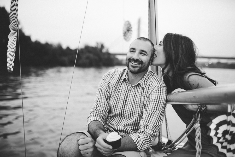 Poljubac na jedrilici — crno-beli portret