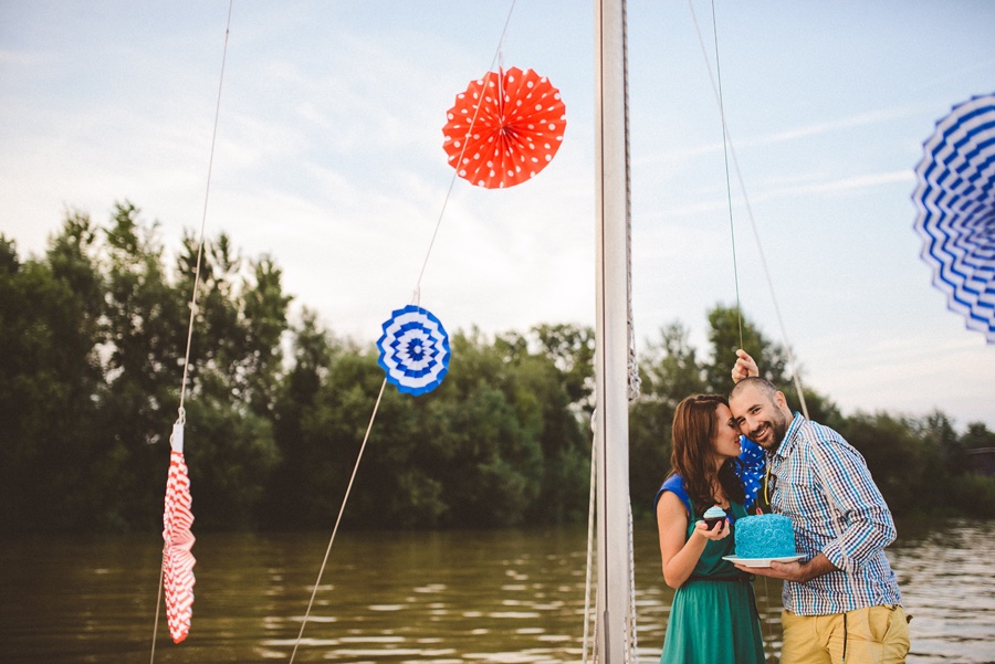 Par uživa u plovidbi — sunce na reci