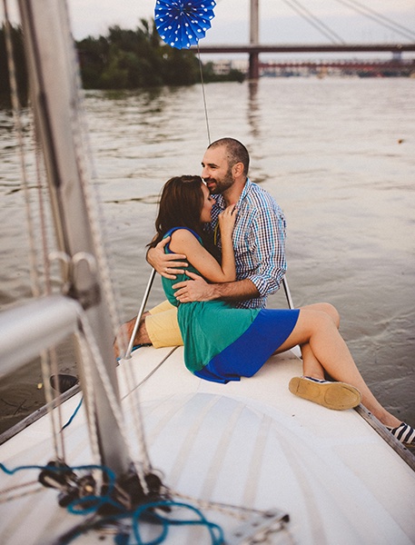 Goran na jedrilici — opušten osmeh