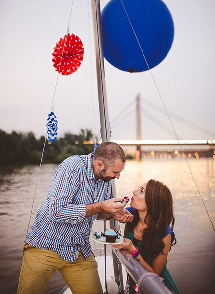 Dušica na jedrilici — portret u sumraku