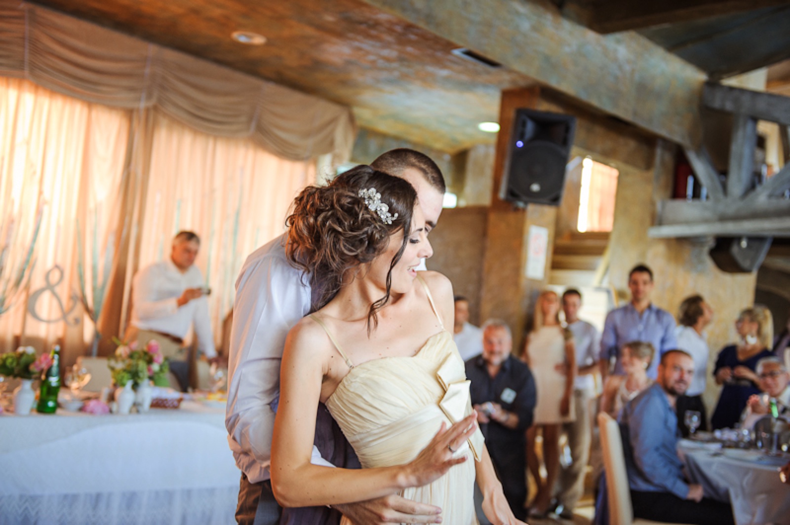 Prvi ples - zagrljaj na plesnom podijumu