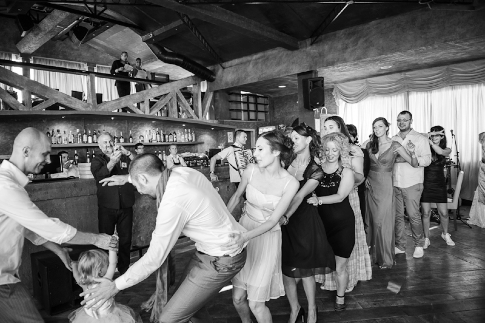 Par pleše pred gostima