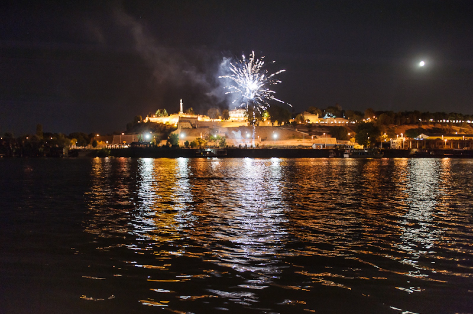 Vatromet nad Kalemegdanom sa punim mesecom