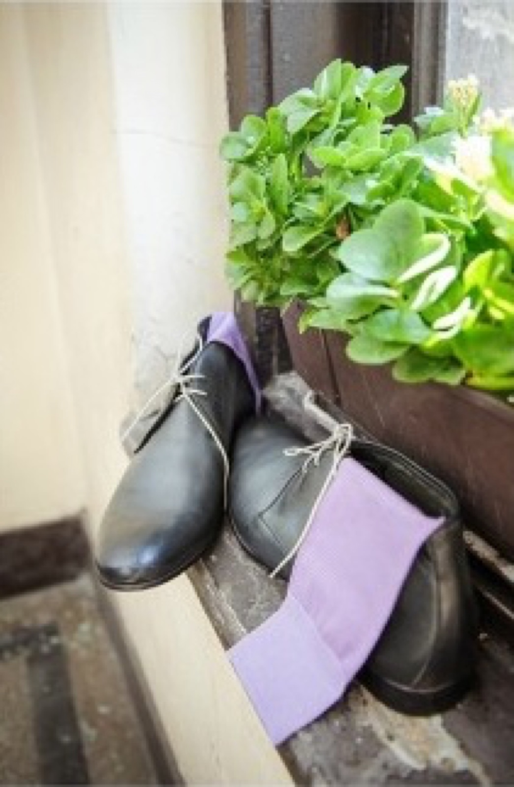 Detalj sivog odela i lila ešarpe