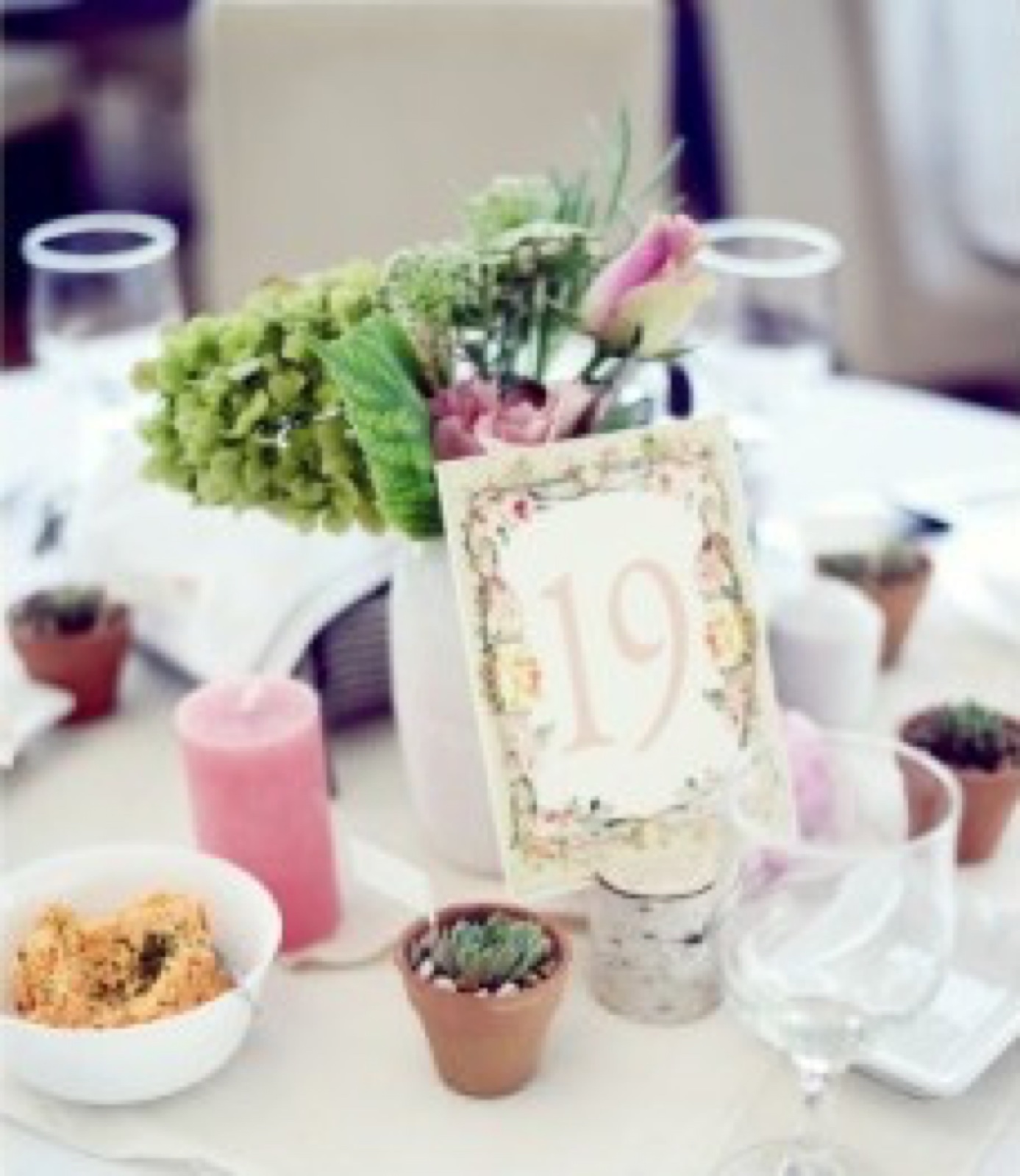 Postavka stola sa vezenim stolnjakom