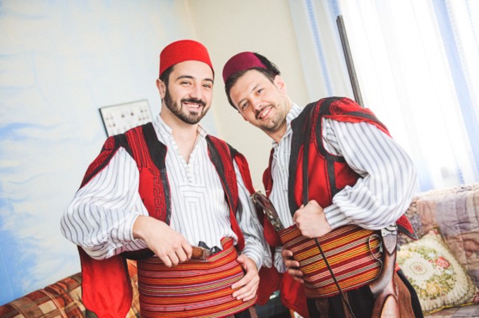 Detalj tradicionalne muške nošnje — fes i prsluk